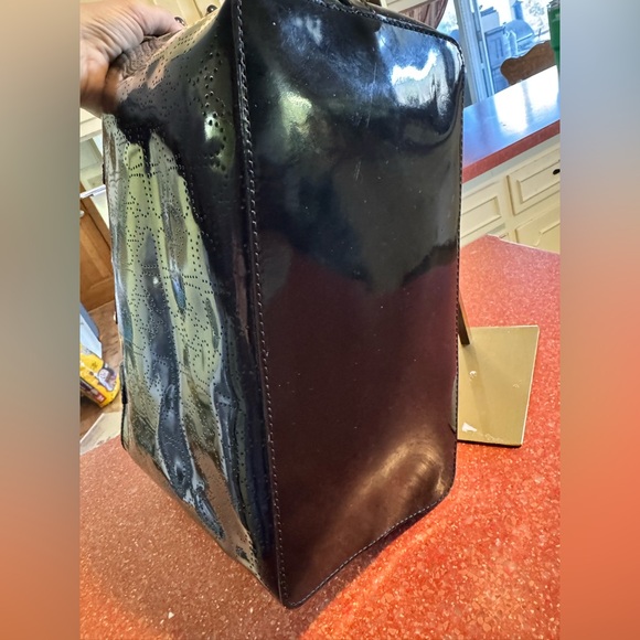 Kate Spade York Harmony Metro Black Patten Leather with perforated Hearts EUC! - Picture 5 of 9